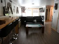 Comfy Duplex unit great for families and small groups, sleeps up to 9 Hotele w: Sitka