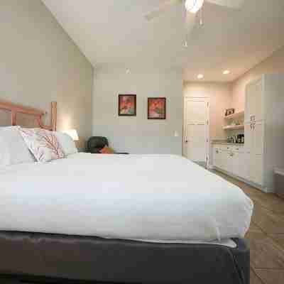 Key West Style Cottage - with pool/hot-tub Rooms