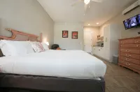 Key West Style Cottage - with pool/hot-tub