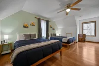 Poconos Peaceful Retreat. Short drive to Ski, Swim, Hike, or Shop! 4 Bedrooms. - 3つ星