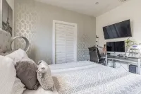 Gorgeous DTLA w/ View + Hot Tub! Hotels in Chinatown