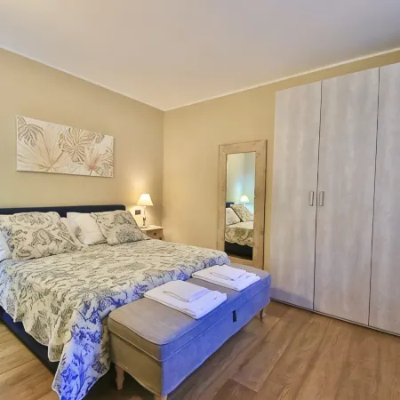 RENZO by KlabHouse-Central 2BDR lakeview w/AC