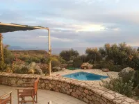 Mikros Pyrgos: All-season Getaway, Private Pool, Fabulous Sea &  Mountain Views - Mountain view