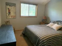 Newly renovated, hot tub and 1 mile from town, across from Holimont! - Hytter