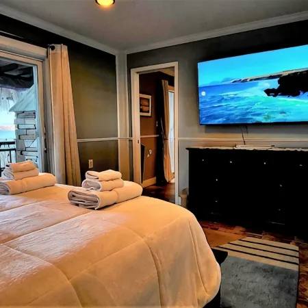 New-First Floor Lakefront, 160 ft Dock, 2 Minutes to Browns Beach & Restaurants!