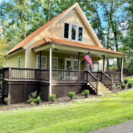 All Decked Out- Elegant Pickwick Lake Living,  Sleeps 10