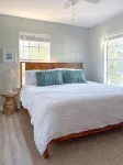 Walk to beach, restaurants, & shopping. Charming, pet-friendly 3BR bungalow. - Boutique