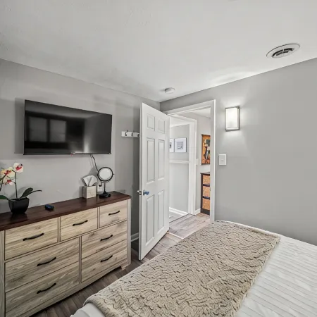 Lake Grove Cottage: 1 min walk to the Strip!