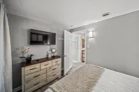Lake Grove Cottage: 1 min walk to the Strip!