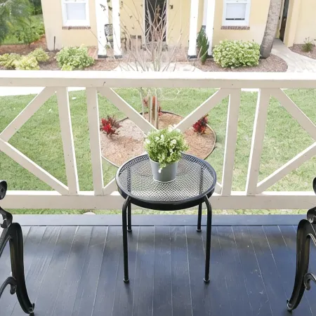 C8, Perfect location, historic downtown, balcony,  near beaches, FREE parking!