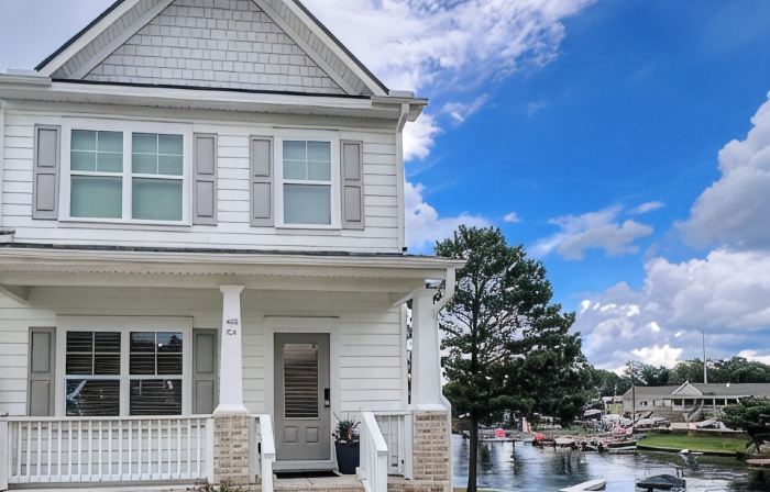 Lakefront, Dock, Kayaks, Paddleboards, Pool,Hot Tub and Access to Boat Rentals!