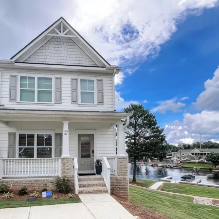 Lakefront, Dock, Kayaks, Paddleboards, Pool,Hot Tub and Access to Boat Rentals!