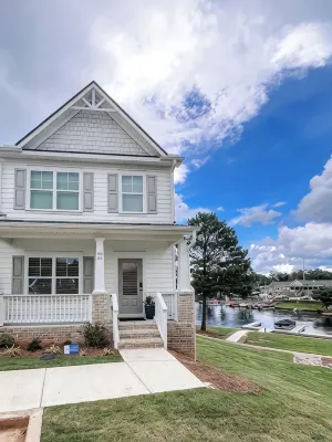 Lakefront, Dock, Kayaks, Paddleboards, Pool,Hot Tub and Access to Boat Rentals!