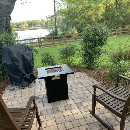 Private lakeside cabin with fire pit, GAME ROOM, kayaks.