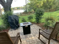 Private lakeside cabin with fire pit, GAME ROOM, kayaks.