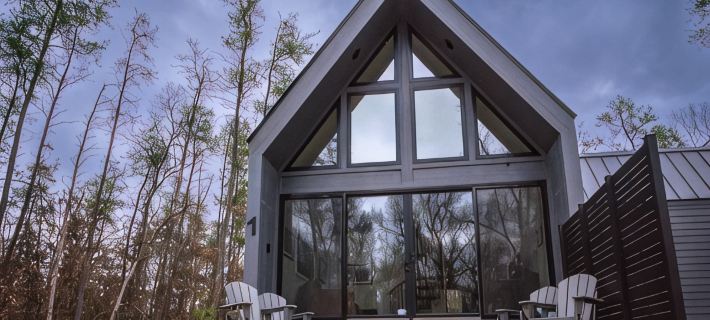 Modern Forest Chalet • Sleeps 6 • Starlink • Rivers & Caberfae • Pet-Friendly Hotels in Manistee County