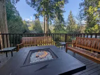 Glacier Creek Chalet- A spacious mountain retreat. Family and pet friendly.