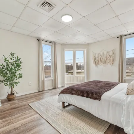 The Cozy Emerald Stay 5 Minutes to Downtown