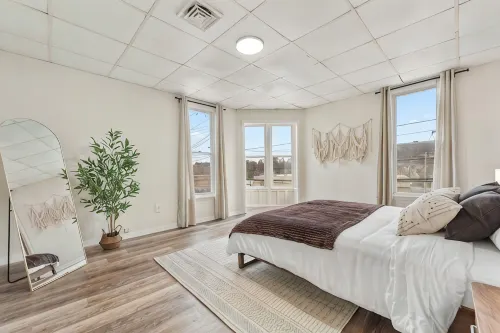 The Cozy Emerald Stay 5 Minutes to Downtown
