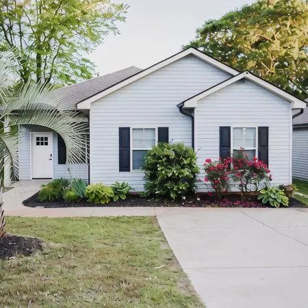 3 Bed. Downtown Designer Den w/ WiFi & AC in Amazing Greer NEAR AIRPORT