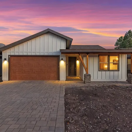 Grand Canyon Brand New Home with AC. Near Golf Course, Lake & Bearizona