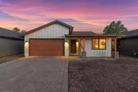 Grand Canyon Brand New Home with AC. Near Golf Course, Lake & Bearizona