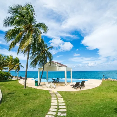 Luxury Waterfront 1/1 with Pool and Gym