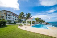 Luxury Waterfront 1/1 with Pool and Gym - Pools