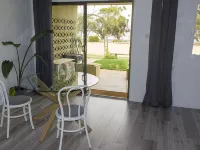Lake Bonney Views - Cabin Retreat Hotels in Barmera
