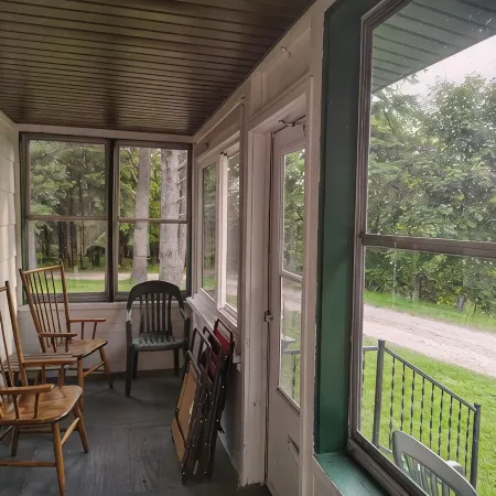 3-bedroom home on the river 10 min. from town also have identical1817617 ID #