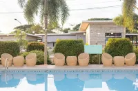 Microtel by Wyndham South Forbes Near Nuvali - Pools
