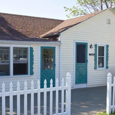 Squaw Lakefront Cottage minutes from Bank of NH Pavilion