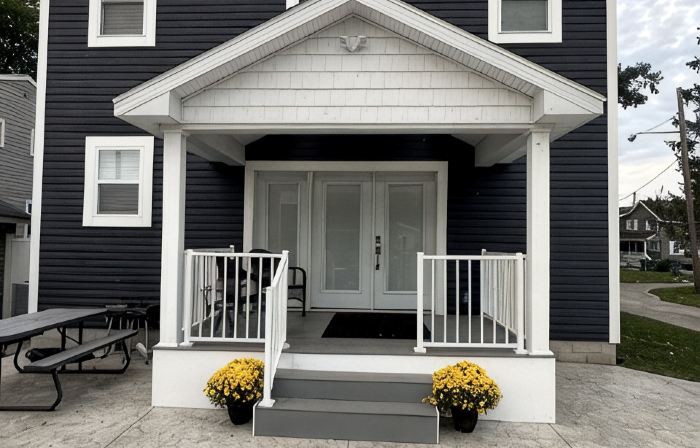 Lakefront home. Beach & park access. 8 miles to Cedar Point. 4 bedrooms 3 baths.