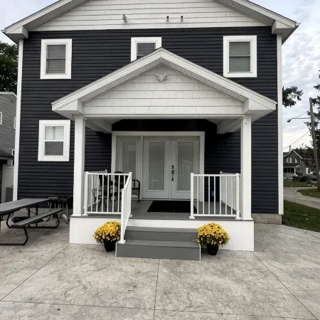 Lakefront home. Beach & park access. 8 miles to Cedar Point. 4 bedrooms 3 baths.