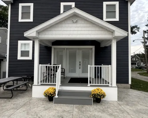 Lakefront home. Beach & park access. 8 miles to Cedar Point. 4 bedrooms 3 baths. Hotels in Huron Township