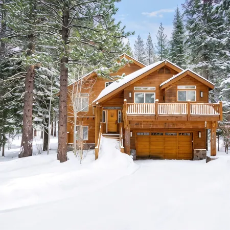 Modern Tahoe Donner Cabin. Hot Tub. Near Trails, Skiing & Downtown Truckee