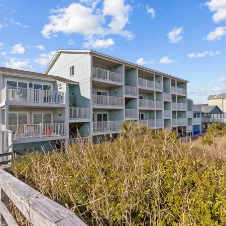 Luxurious Oceanfront Condo-Pool-Keyless Checkin-Complete Renovation RR Host
