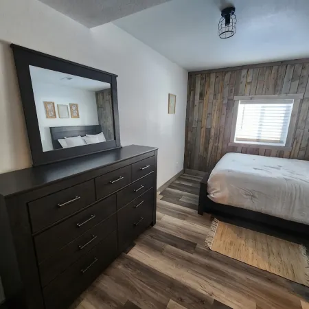 A Farmhouse style lodge, Centrally Located & Family Friendly Unit!