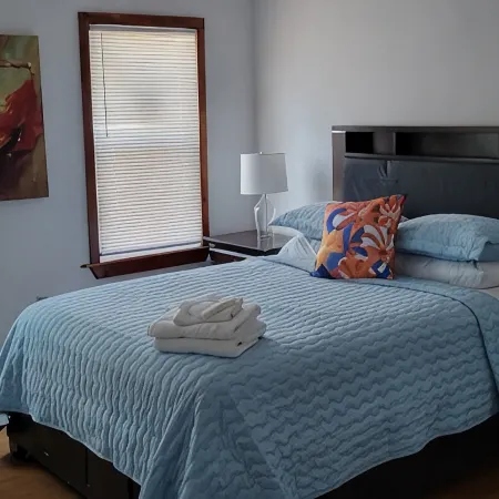 Spacious 4-bedroom condo with AC and WiFi in charming Enfield