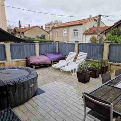 IDEALLY LOCATED GD APARTMENT, PARKING & PRIVATE TERRACE, JACCUZI, QUIET, DOMLOC Hotel Exterior