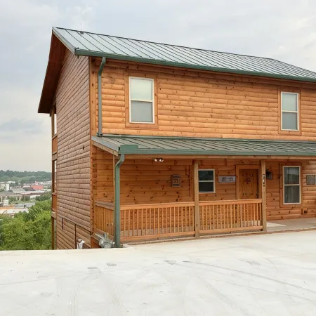 3 Bedroom 3 Bath - Indoor Swimming Pool - Game Room- 2 minutes off the Parkway