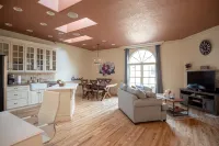NEW* Sammy's Place! Clean, Comfy, Stylish & Peaceful - Entire East End Townhouse - ブティック