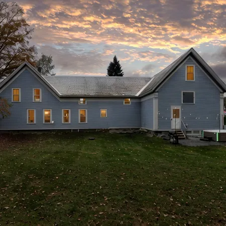 Historic 150-Year-Old Farmhouse, Jacuzzi Included