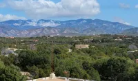 Private and Spacious Home Near the Plaza with Mountain Views! - マウンテンビュー
