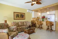 Stunning Oceanfront Condo In Prefect Location With A/C
