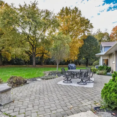 City estate offering privacy & seclusion near many attractions