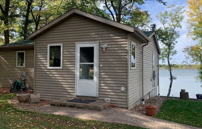 Quiet, Year Round Cozy Cabin on a Great Fishing Lake