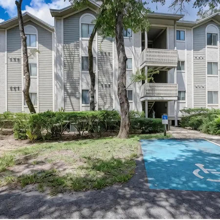 Quick Beach Access- Beautiful Screened in Deck and POOL