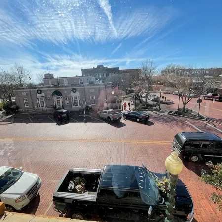The Brick Street Suite, high ceilings, historic brick street location