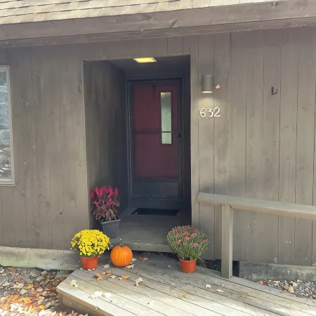 Experience lake life! Beautiful, light-filled Grantham condo near Lake Sunapee